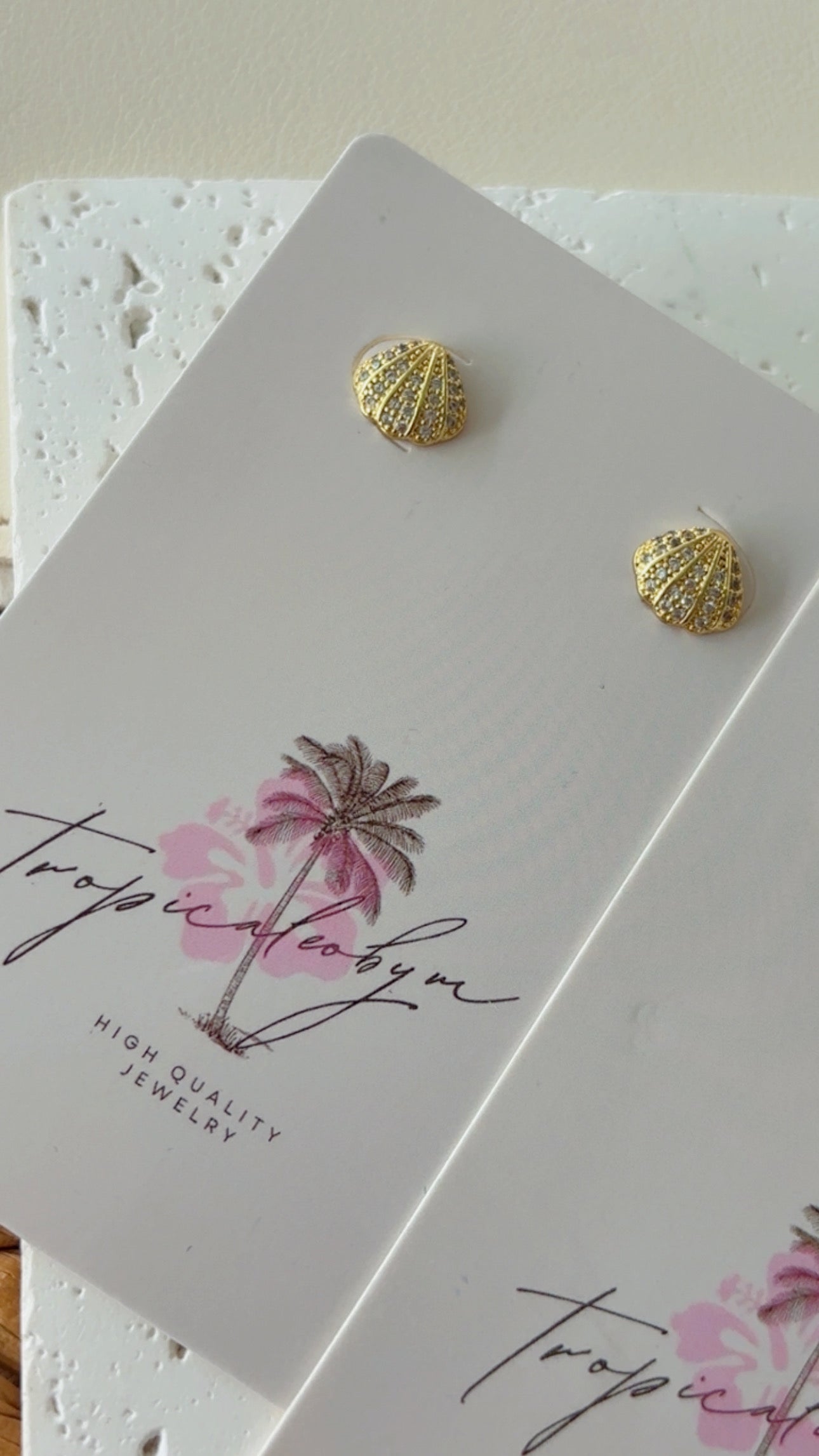 Mini shell stud